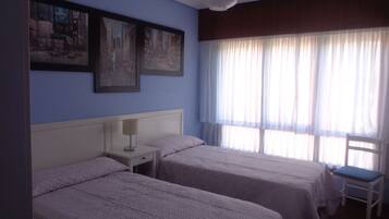 3 slaapkamers, een strijkplank/strijkijzer, reisbedje, gratis wifi