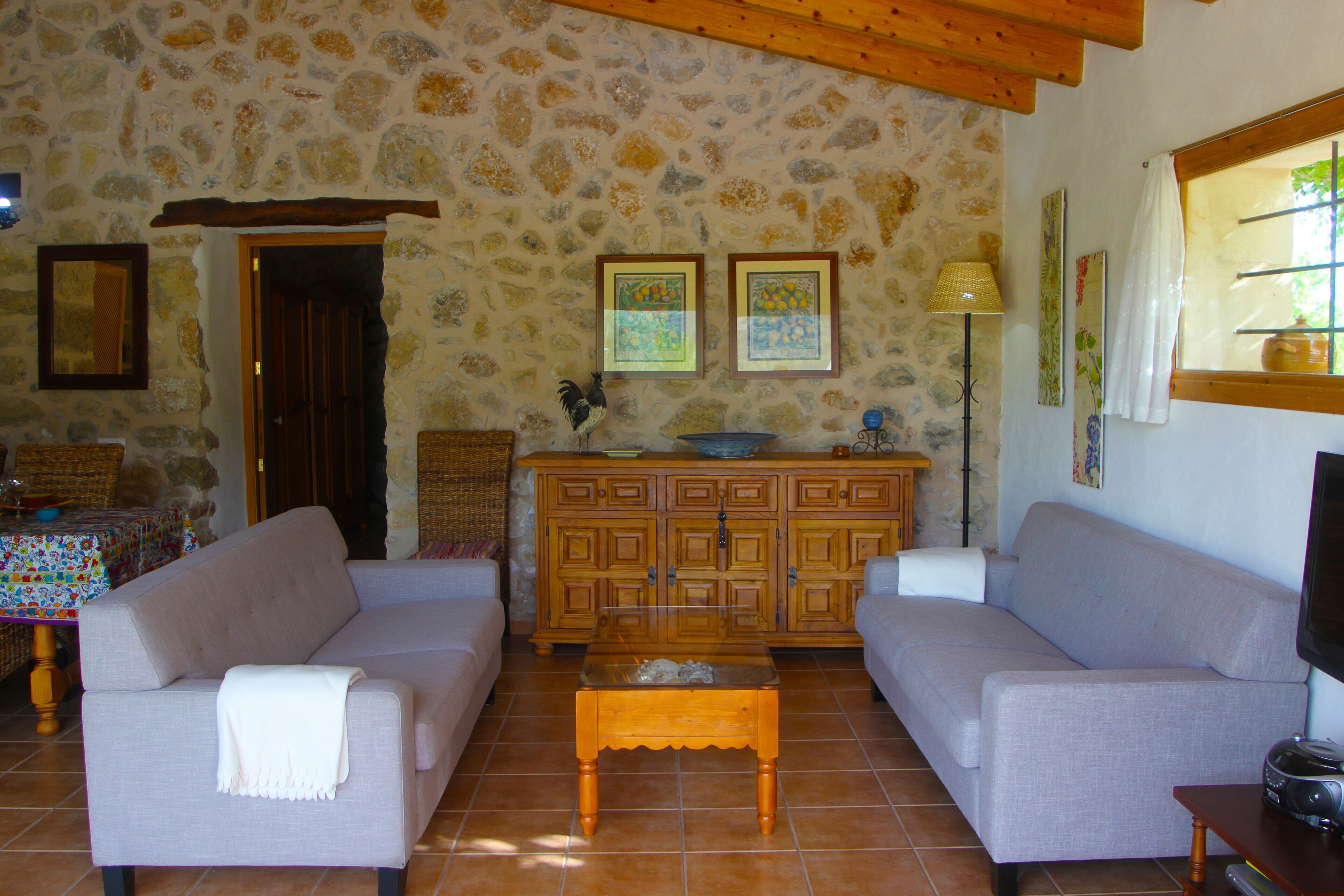 Een smart-tv, een open haard, een dvd-speler en boeken