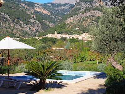 QUIET VILLA WITH PRIVATE POOL NEAR THE VILLAGE