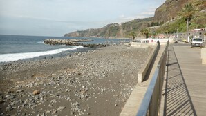 Nær stranden og solsenger