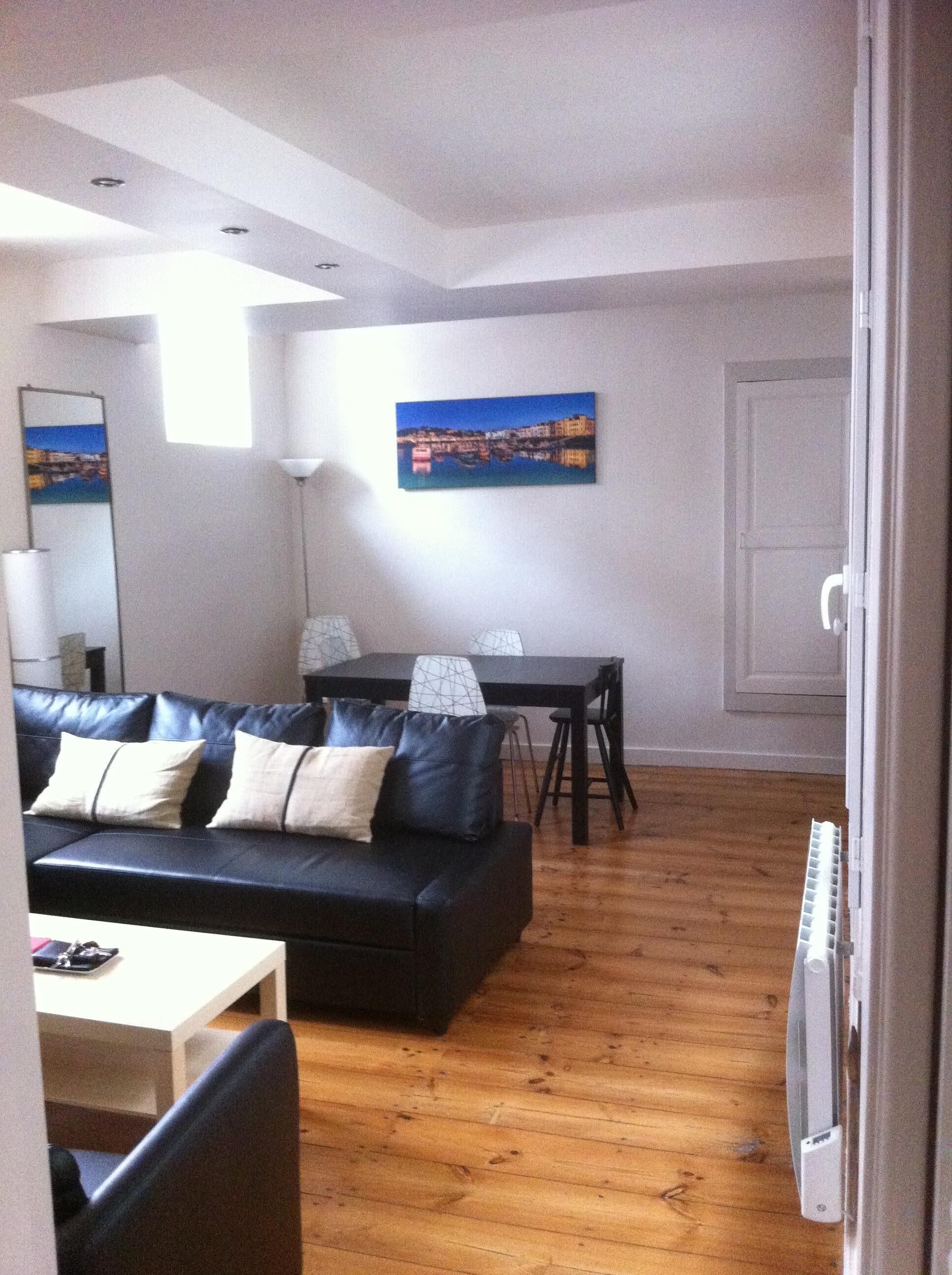 Superb T3 in the heart of the historical center of St Jean De Luz, Private parking.