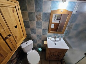 Douche, serviettes fournies, savon, papier toilette