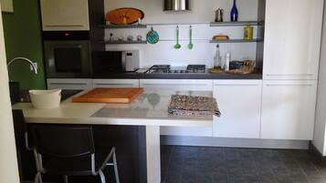 Een koelkast, een magnetron, een oven, een kookplaat