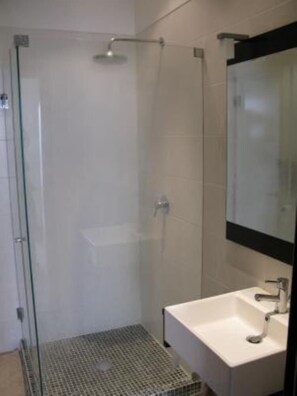 Douche, sèche-cheveux, bidet, serviettes fournies
