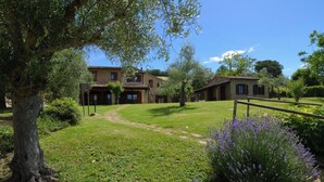 A traditional stone building with a central courtyard, surrounded by lush greenery and a well-maintained lawn. - Charming Villa in Marche, private pool and fantastic landscape (Gauldo, Macerata)