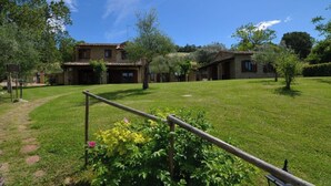 A rustic villa with a spacious lawn, a wooden fence, and a clear blue sky. - Charming Villa in Marche, private pool and fantastic landscape (Gauldo, Macerata)