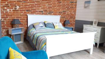 2 dormitorios, escritorio, tabla de planchar con plancha y cuna de viaje