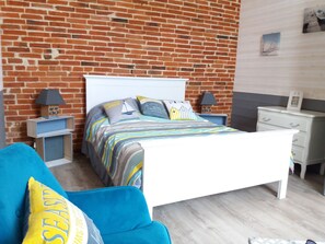 2 Schlafzimmer, Schreibtisch, Reisekinderbett