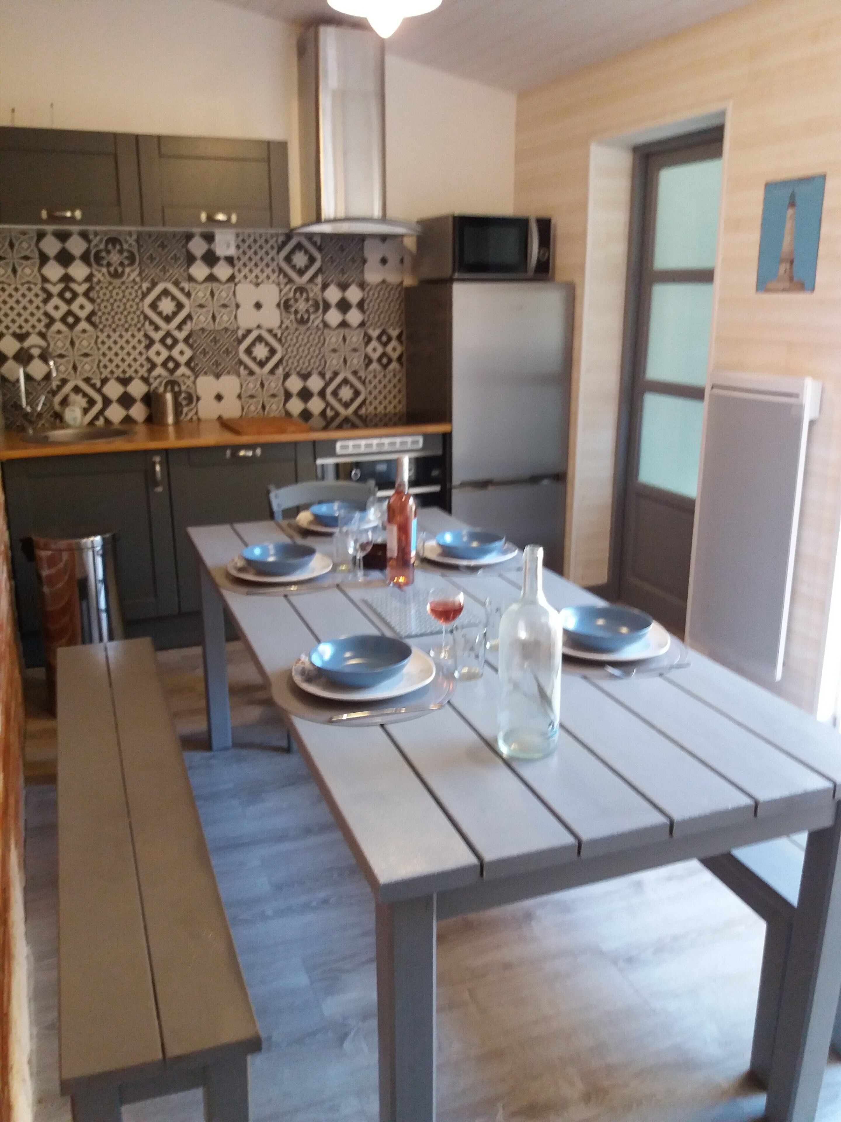 Réfrigérateur, micro-ondes, four, plaque de cuisson