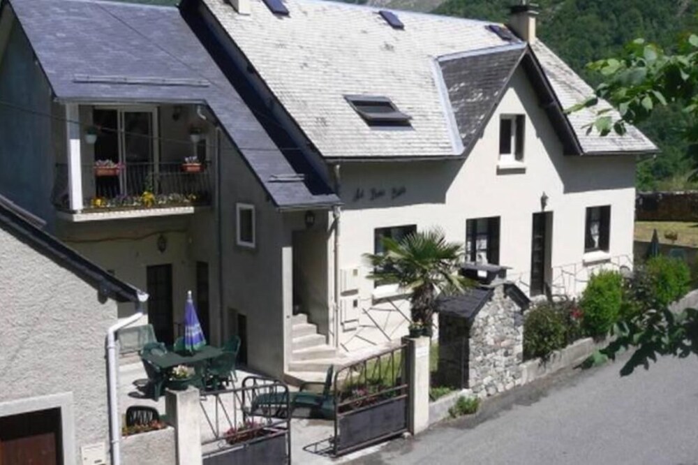Apartment with garden with magnificent view of the village and the mountains