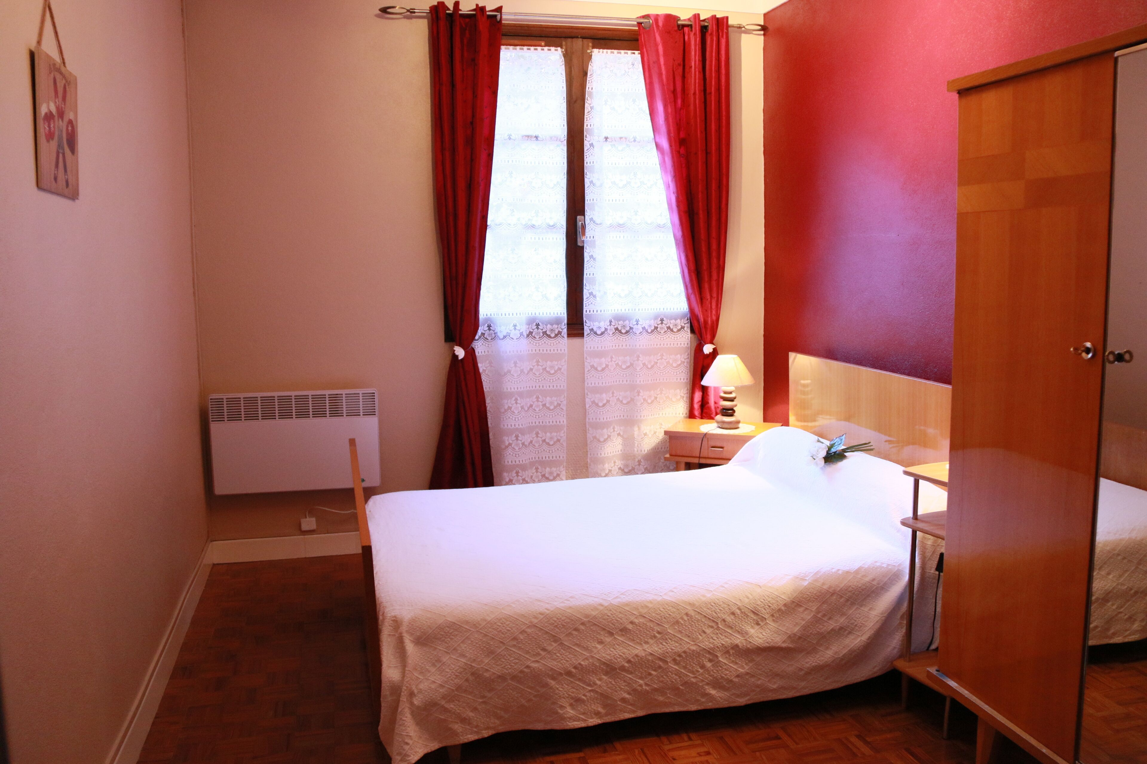 Apartment with garden with magnificent view of the village and the mountains