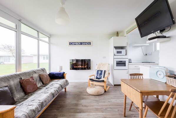 TV connectée, cheminée, lecteur de DVD, vidéothèque