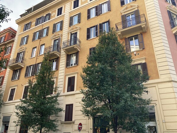 Un immeuble à plusieurs étages, doté de balcons et d’un panneau indiquant l’interdiction d’accès.