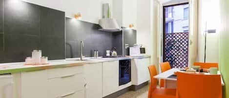 Frigorifero, microonde, forno, piano cottura