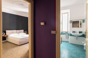 Ein Schlafzimmer mit einem Bett, einem Nachttisch und einem Spiegel.