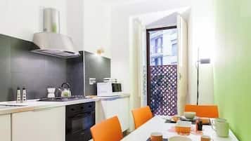 Frigorifero, microonde, forno, piano cottura