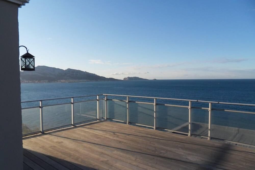 LE CHERGUI HOUSE ON THE SEA - BEACH - WIFI - TERRAS - CALANQUES - PROVENCE