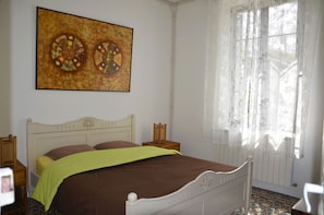 4 bedrooms, free WiFi, bed sheets, wheelchair access