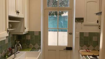 Een koelkast, een microgolfoven, een oven, een kookplaat