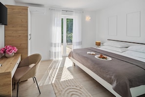 4 bedrooms, in-room safe, iron/ironing board, travel cot