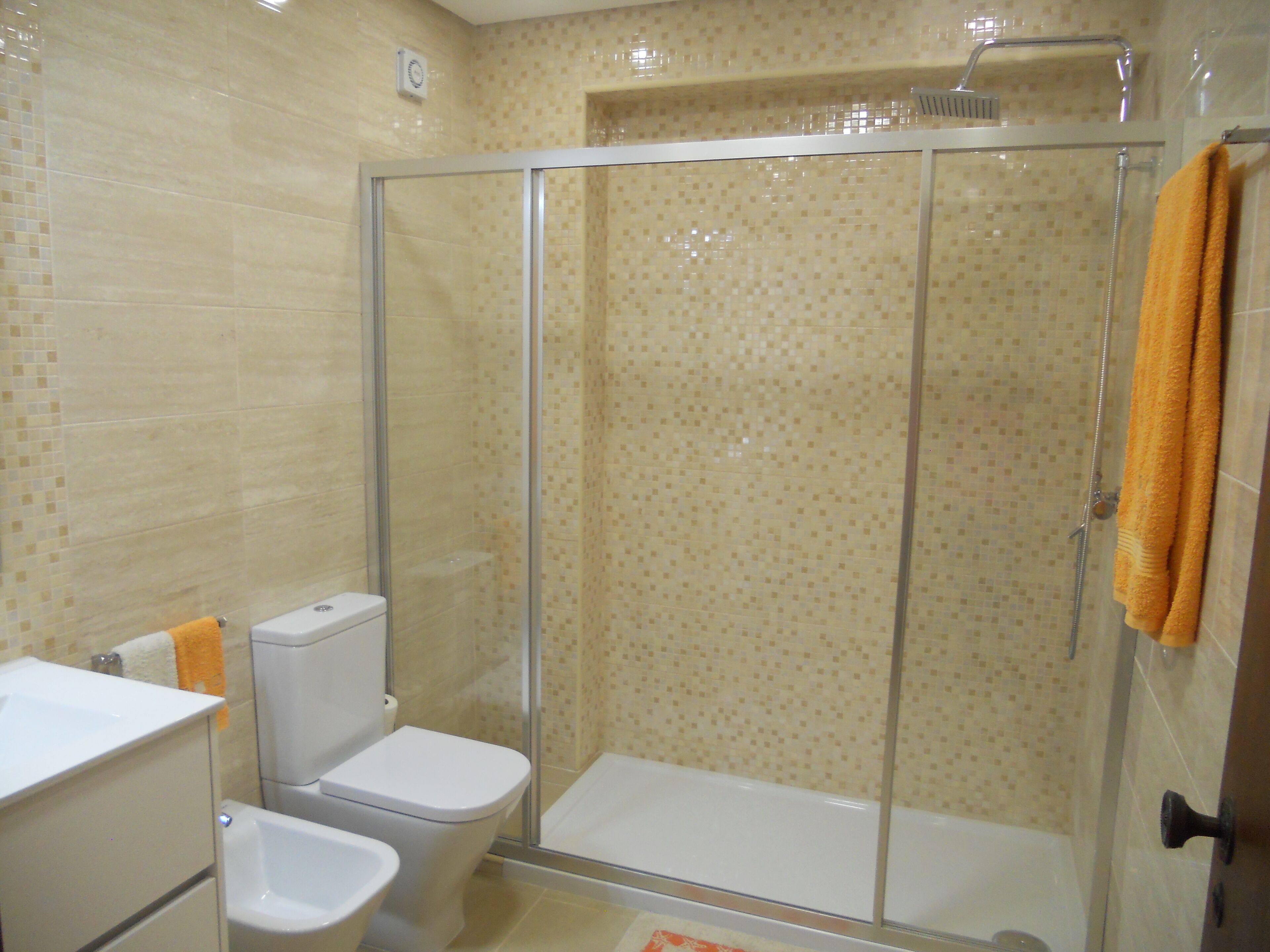 Shower, free toiletries, hair dryer, bidet