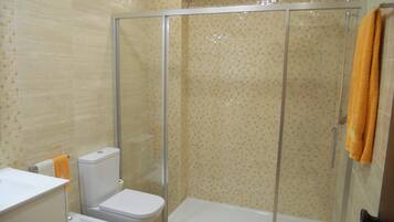 Shower, free toiletries, hair dryer, bidet