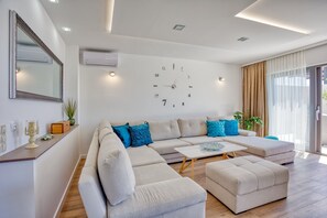 TV connectée, cheminée, console de jeux vidéo, lecteur de DVD