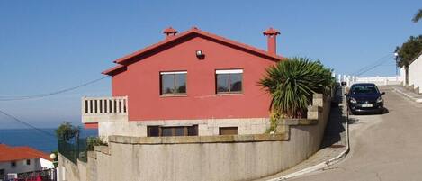 Estacionamiento en las instalaciones, se recomienda trasladarse en auto