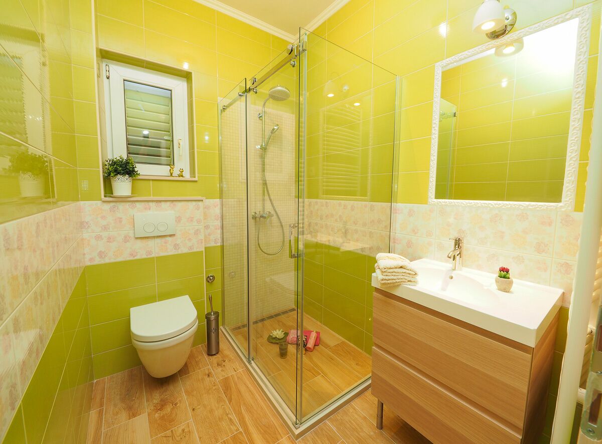Ducha, secador de pelo y toallas