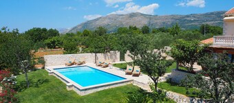 Heated private pool, near Dubrovnik,8+2,ideal for families&groups 