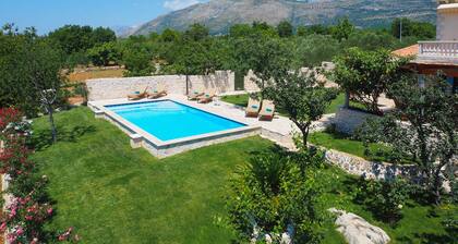 Heated private pool, near Dubrovnik,8+2,ideal for families&groups