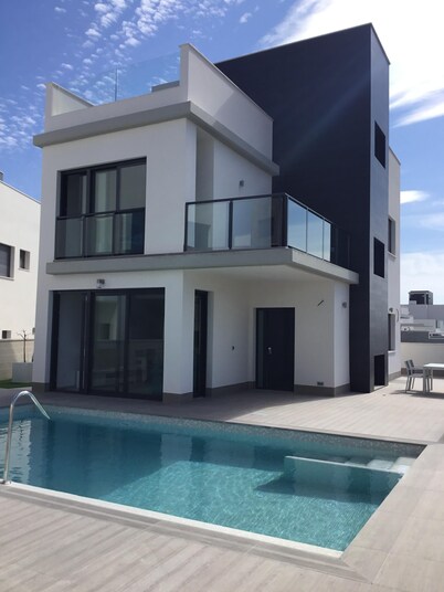 ideal for large families golfers close to beaches plenty  of restaurants   