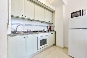 Køleskab, mikrobølgeovn, ovn, kogeplade