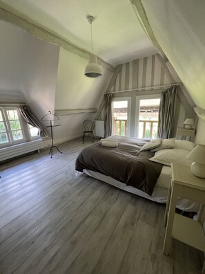 4 chambres, bureau, fer et planche à repasser, lit parapluie