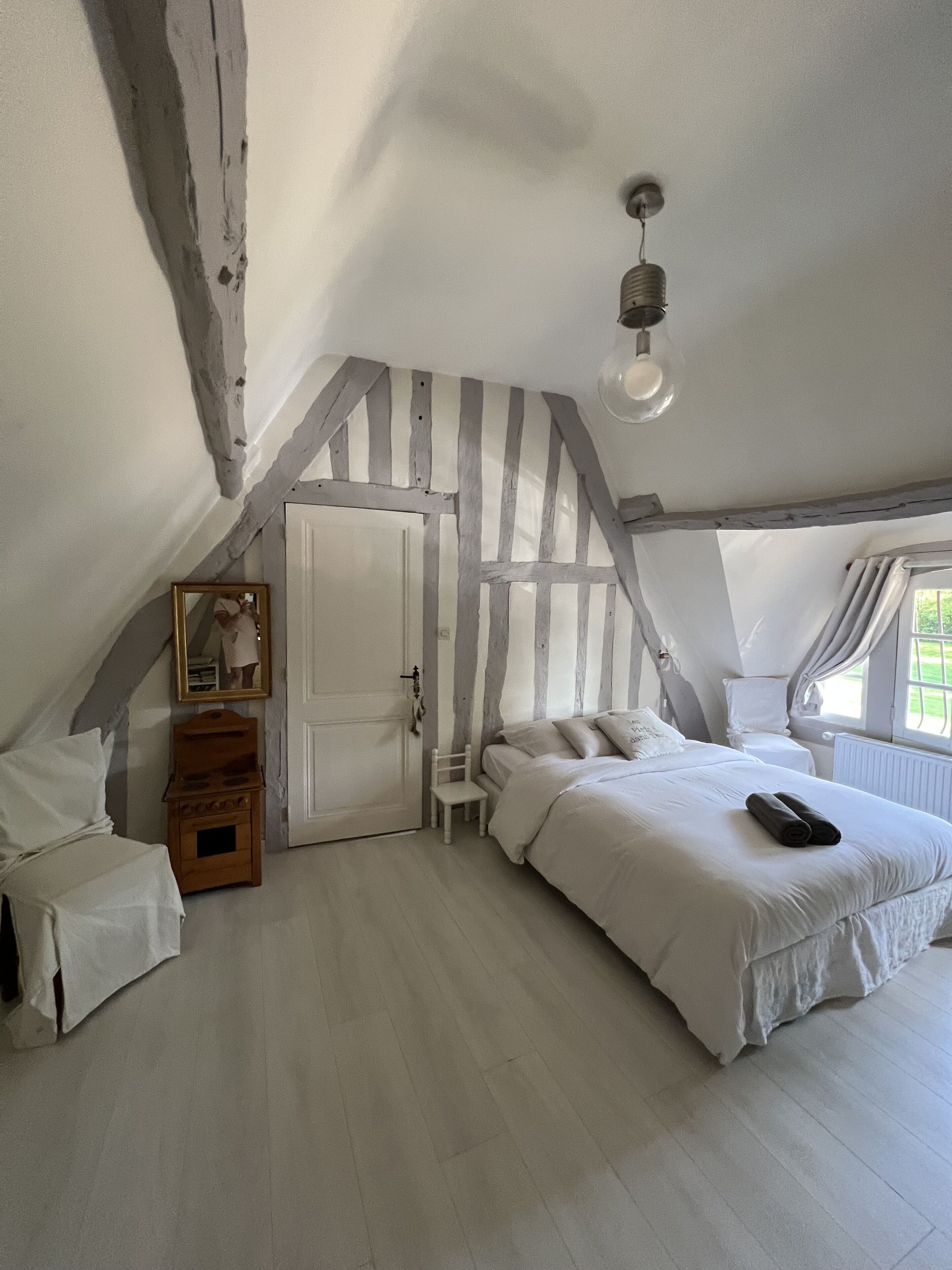 4 soverom, skrivebord, strykejern/-brett og reiseseng for barn
