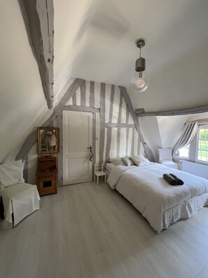 4 bedrooms, desk, iron/ironing board, travel cot