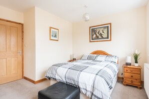 1 slaapkamer, een strijkplank/strijkijzer, wifi, beddengoed