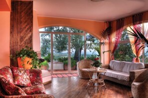 TV, fireplace, stereo, offices