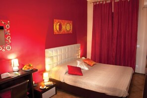 5 makuuhuonetta, työpöytä, silitysrauta/-lauta, vauvan matkasänky