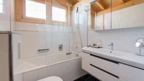 Baignoire, sĂšche-cheveux, serviettes fournies