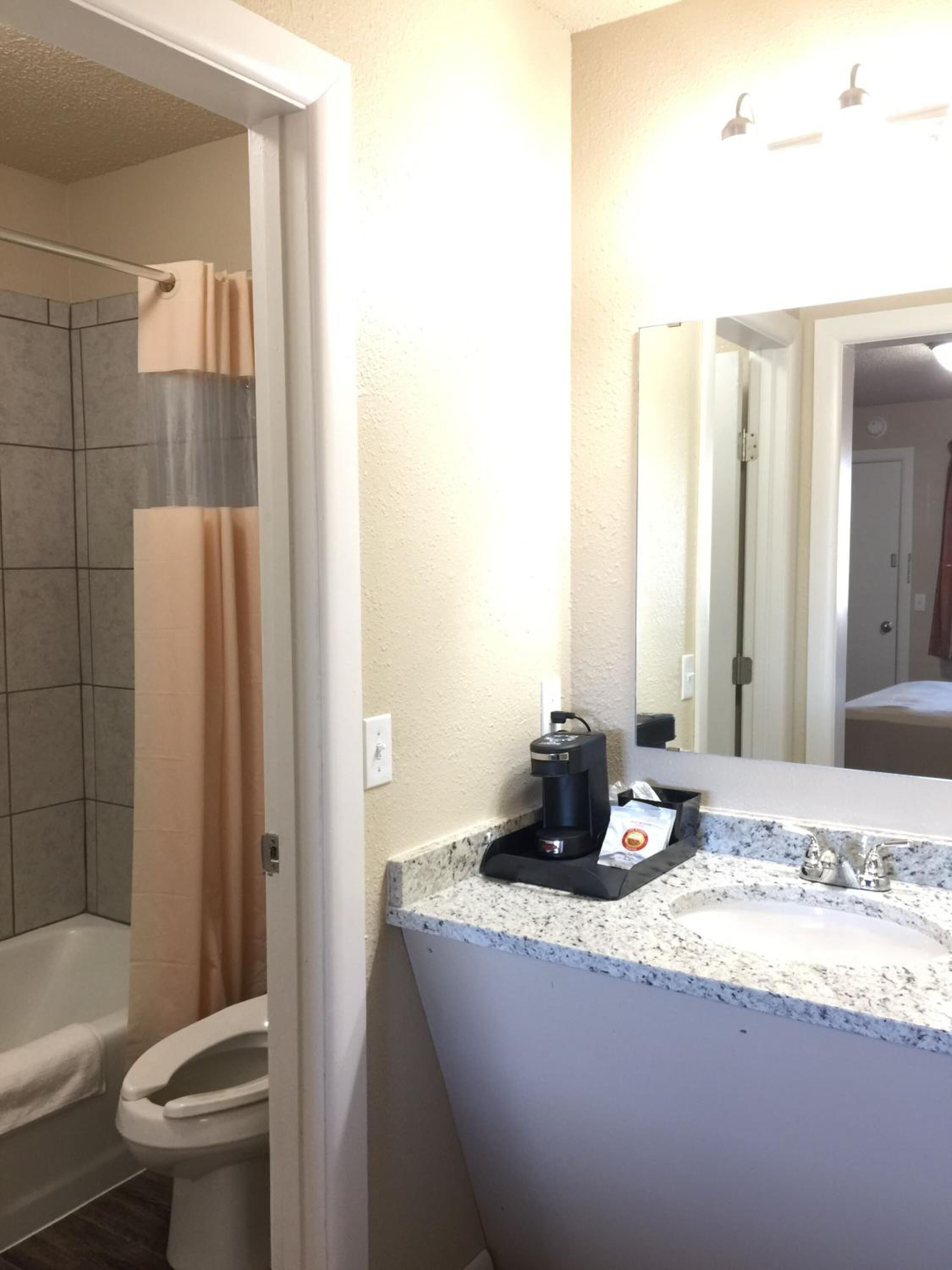 Bañera con ducha, bañera profunda, toallas