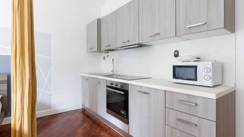 Frigorifero, microonde, forno, piano cottura