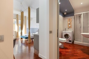 Douche, bidet, serviettes fournies