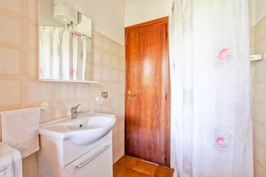 Shower, hair dryer, bidet, towels - Apartment with terrace and garden, few meters far from the lake  (grotte di castro)