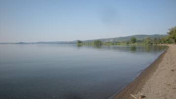 Una spiaggia nelle vicinanze, lettini da mare, teli da spiaggia