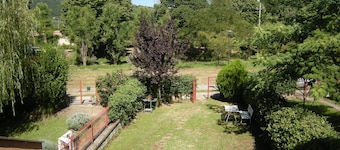 Appartement avec terrasse vue lac et jardin privé près de la plage