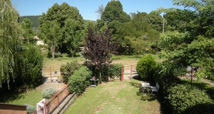 Appartement avec terrasse vue lac et jardin privé prÚs de la plage