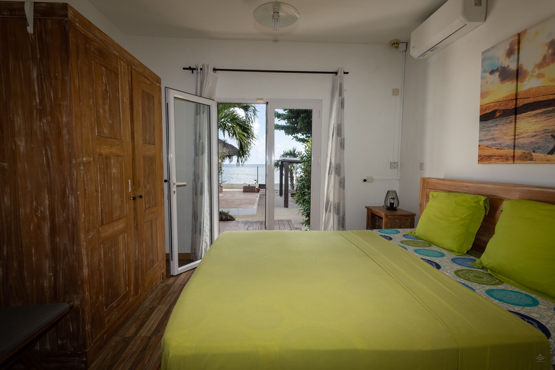 3 chambres, coffres-forts dans les chambres, fer et planche à repasser