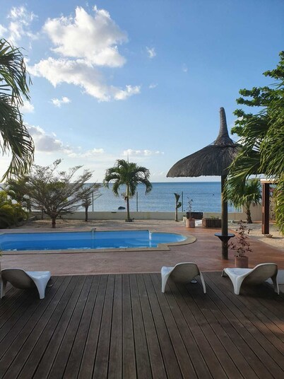 Superb private villa 'foot in the water' - Free WiFi