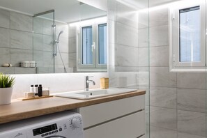 Douche, sèche-cheveux, serviettes fournies, savon